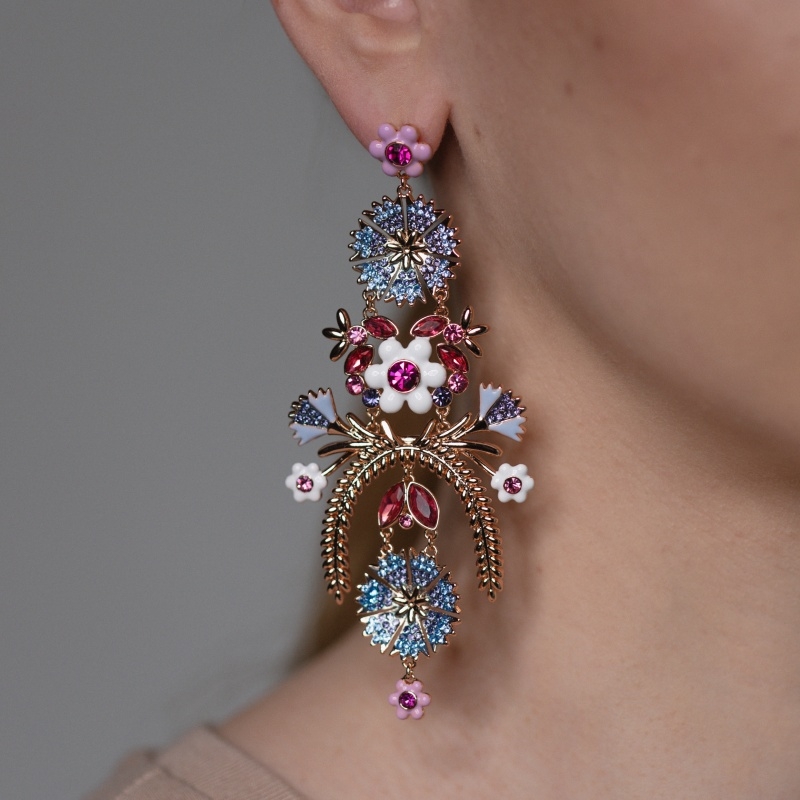 Dangling earrings with cornflowers