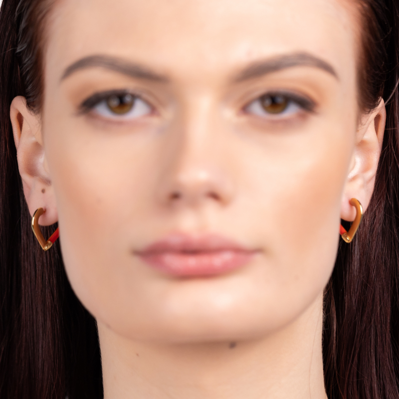 Small gold earrings with an inner part in orange-brown