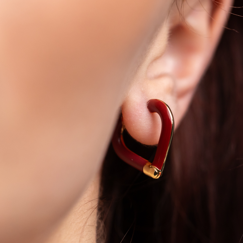 Small gold earrings with an inner part in red