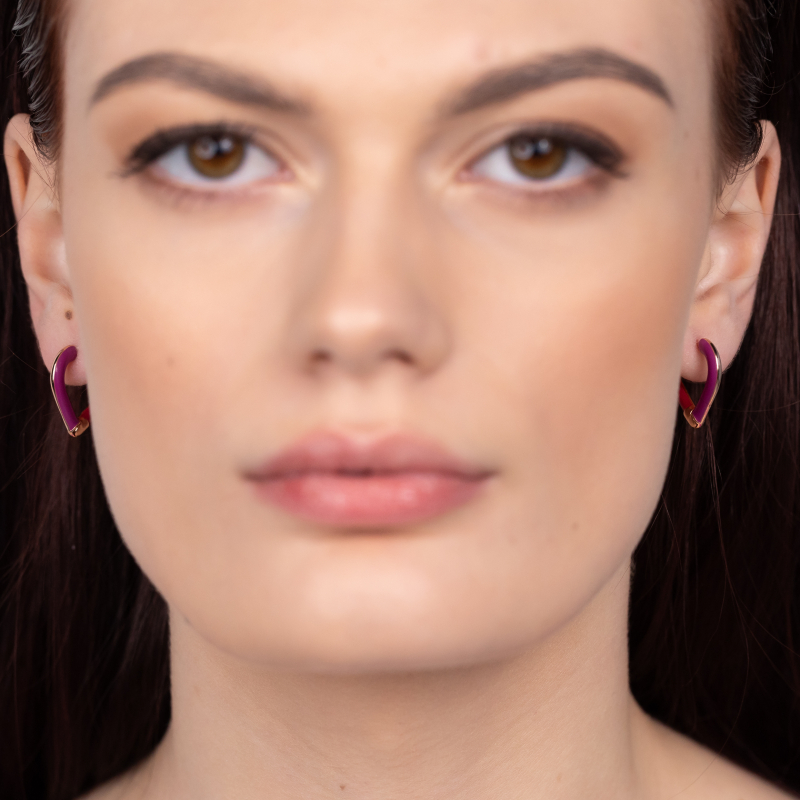 Small earrings with an inner part in red-violet
