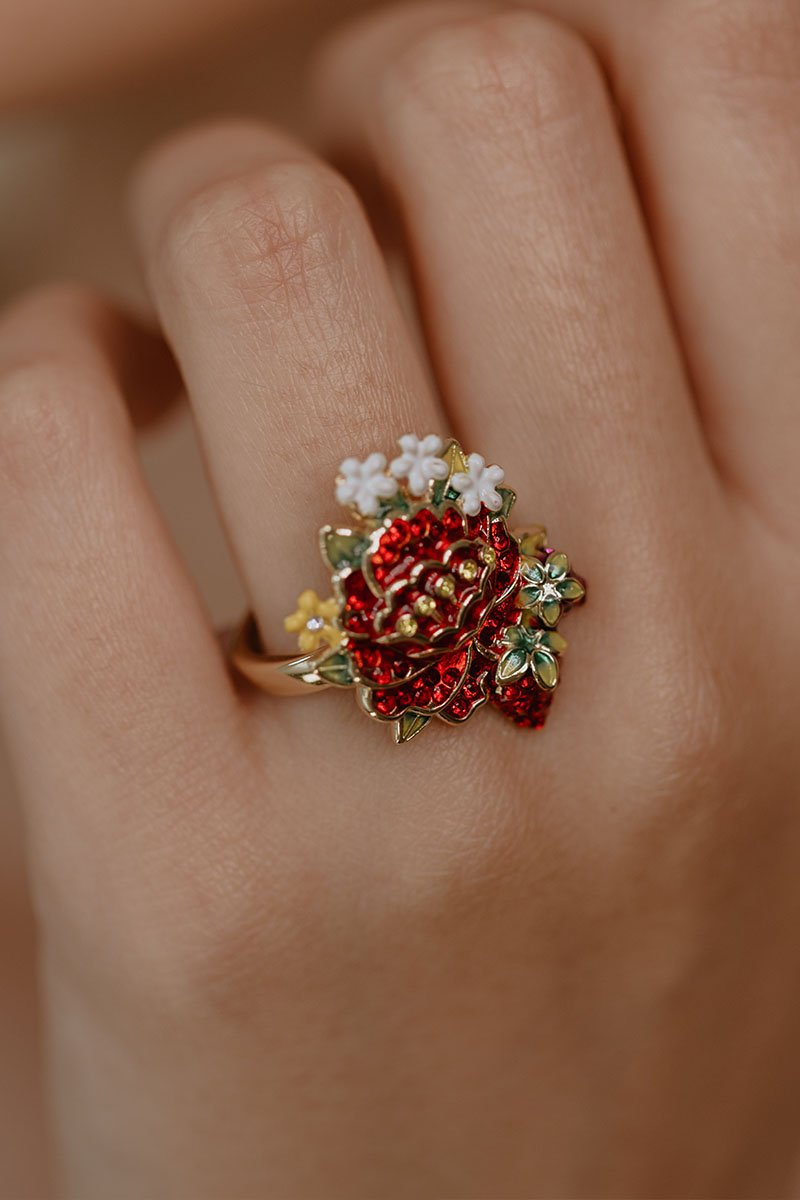 Ring strawberry flowers